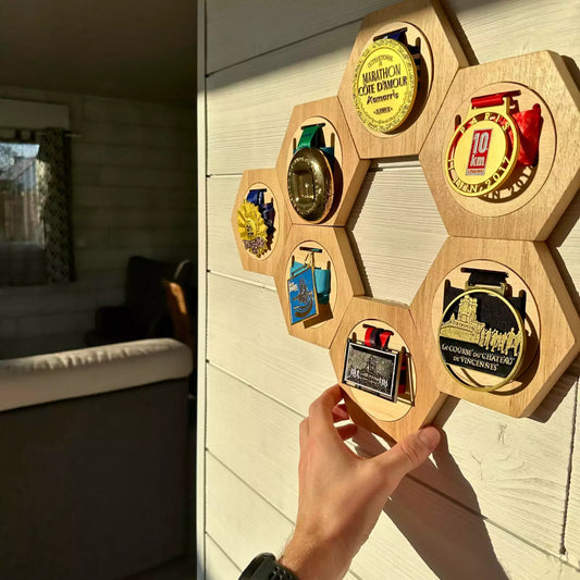 Porte-Médailles en Bois de Pin